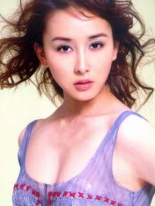 胡静个人资料简介,从影视明星到优雅妈妈，多面人生精彩纷呈