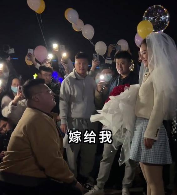 小伙百万求婚网红,网红见证爱情巅峰时刻